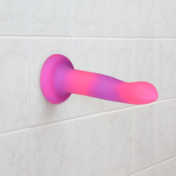 Светящийся в темноте фаллоимитатор ADDICTION Rave 8″ Glow in the Dark Dildo Pink Purple, 20,3 см SO6850 SO6850 фото