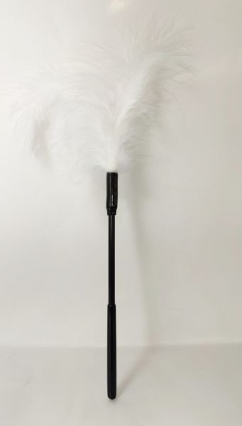 Тіклер з білим пір'ям на чорній ручці DS Fetish Long