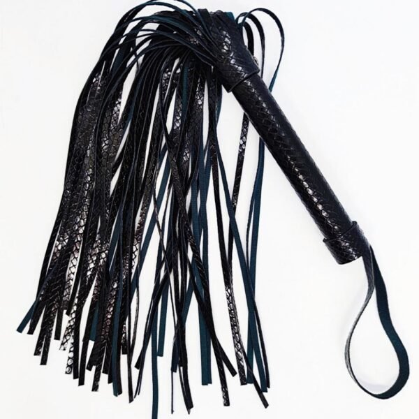 Флогер з глянсового шкірозамінника DS Fetish під зміїний принт, чорний