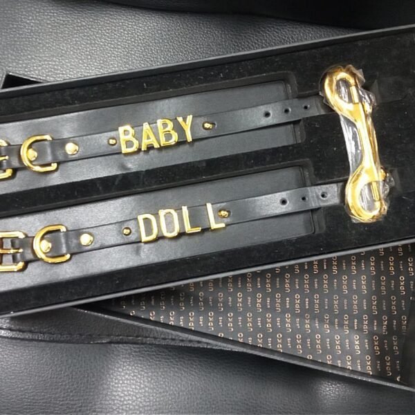 Наручники з написом BABY DOLL від UPKO з італійської шкіри, чорні із золотою фурнітурою