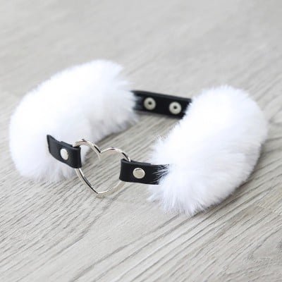 Нашийник з білим хутром та кільцем-сердечком DS Fetish