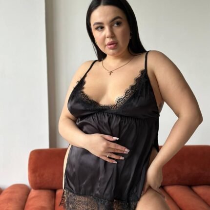 Атласний короткий пеньюар з мереживними краями та розпорками PLUS SIZE DO3937