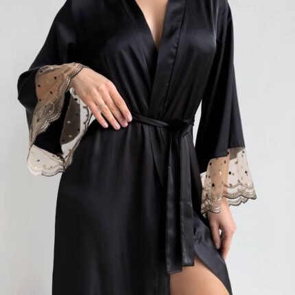 Розкішний довгий чорний халат з мереживом на рукавах DO3945